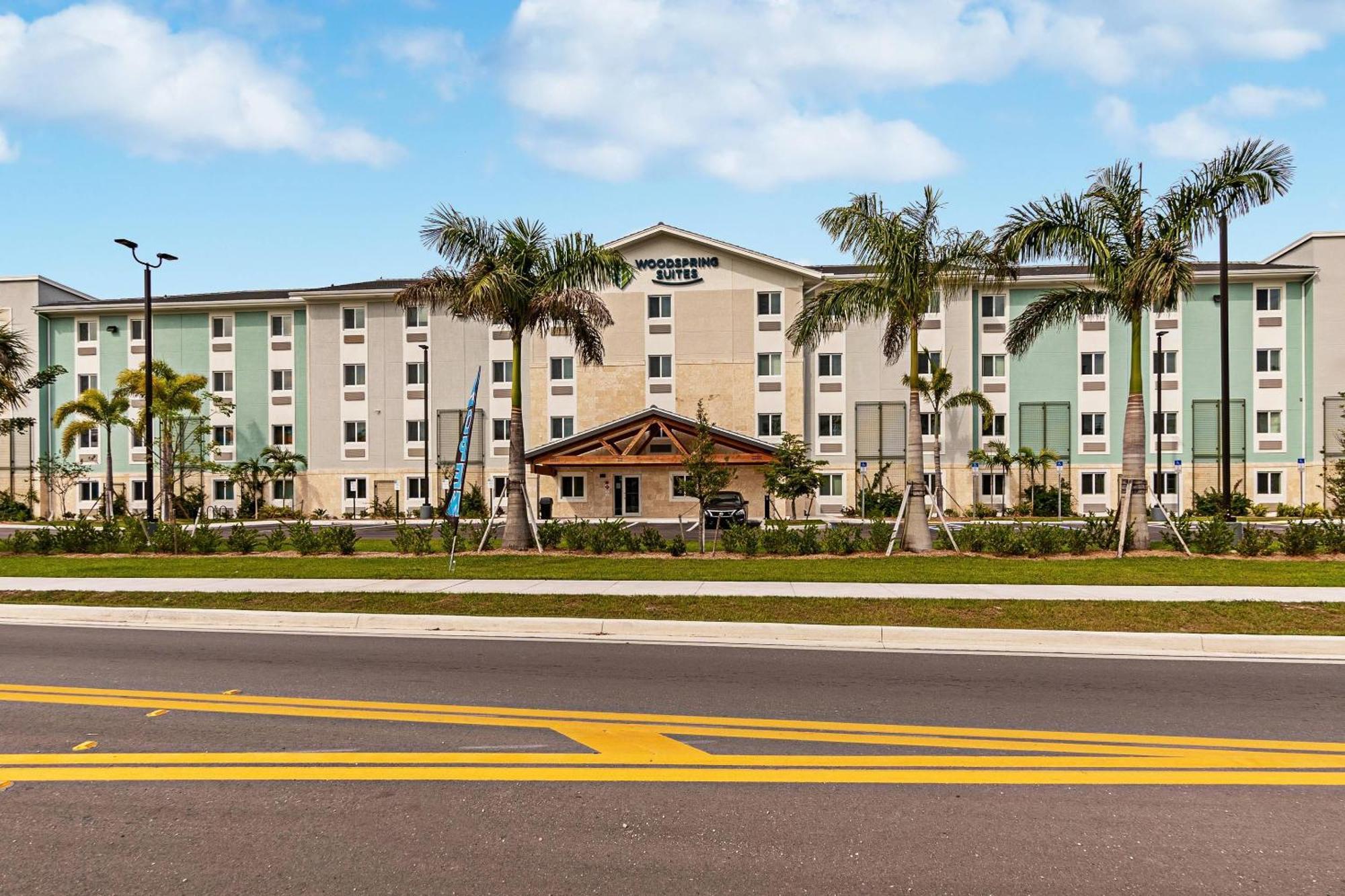 Woodspring Suites Naples Golden Gate Εξωτερικό φωτογραφία